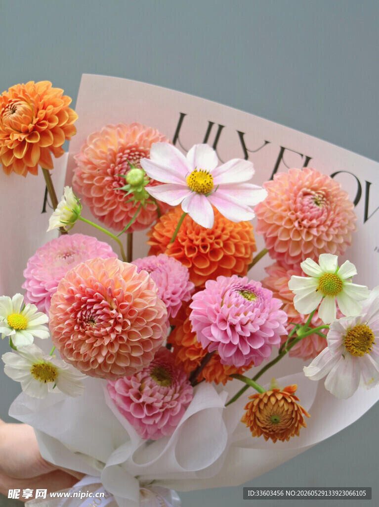 多彩缤纷手捧花束