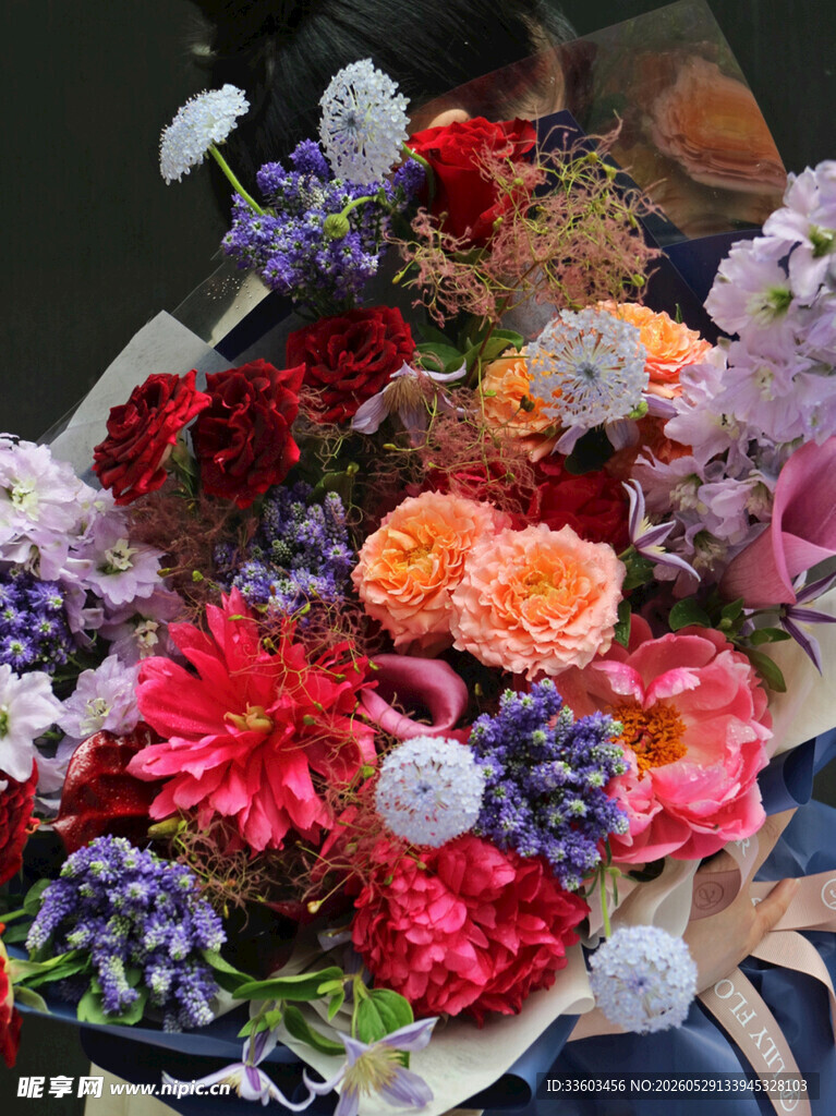 多彩鲜花捧束