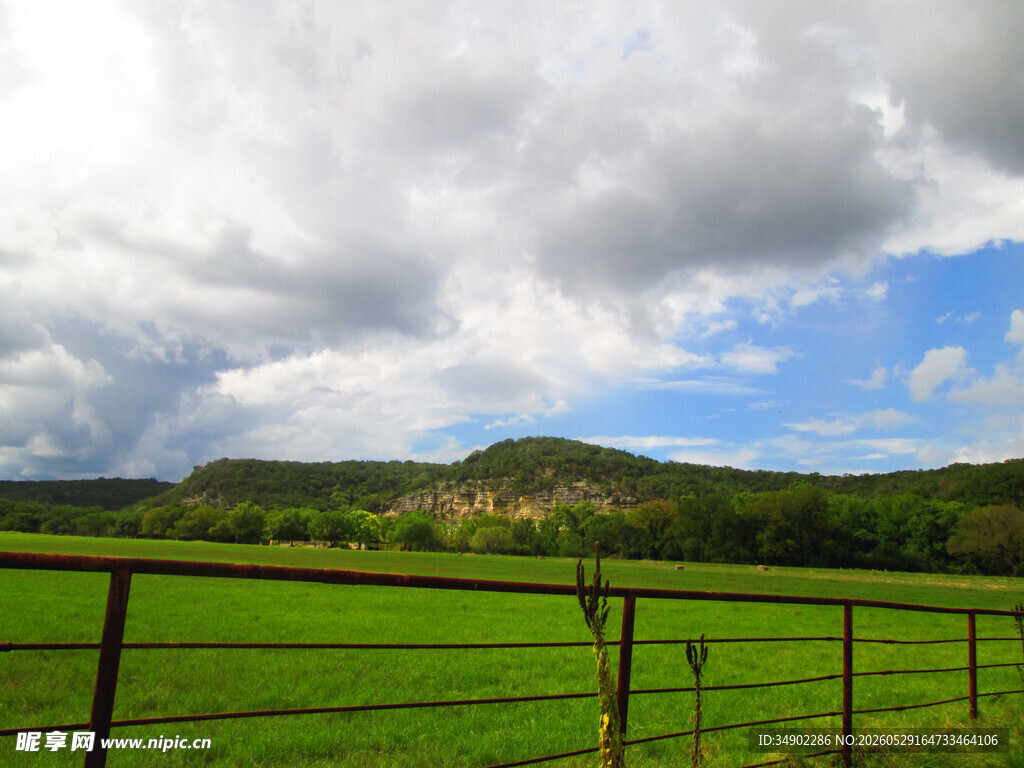 田园绿野间的栅栏风景