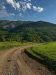 山间土路绿野蓝天美景