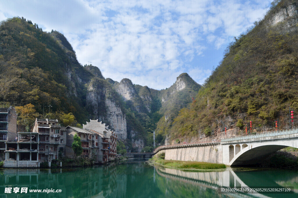 山水间的桥与沿岸景致