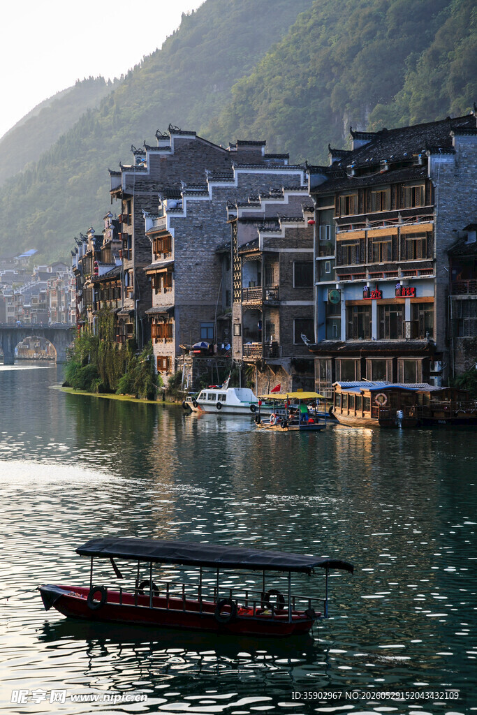 江边古镇小船悠游美景