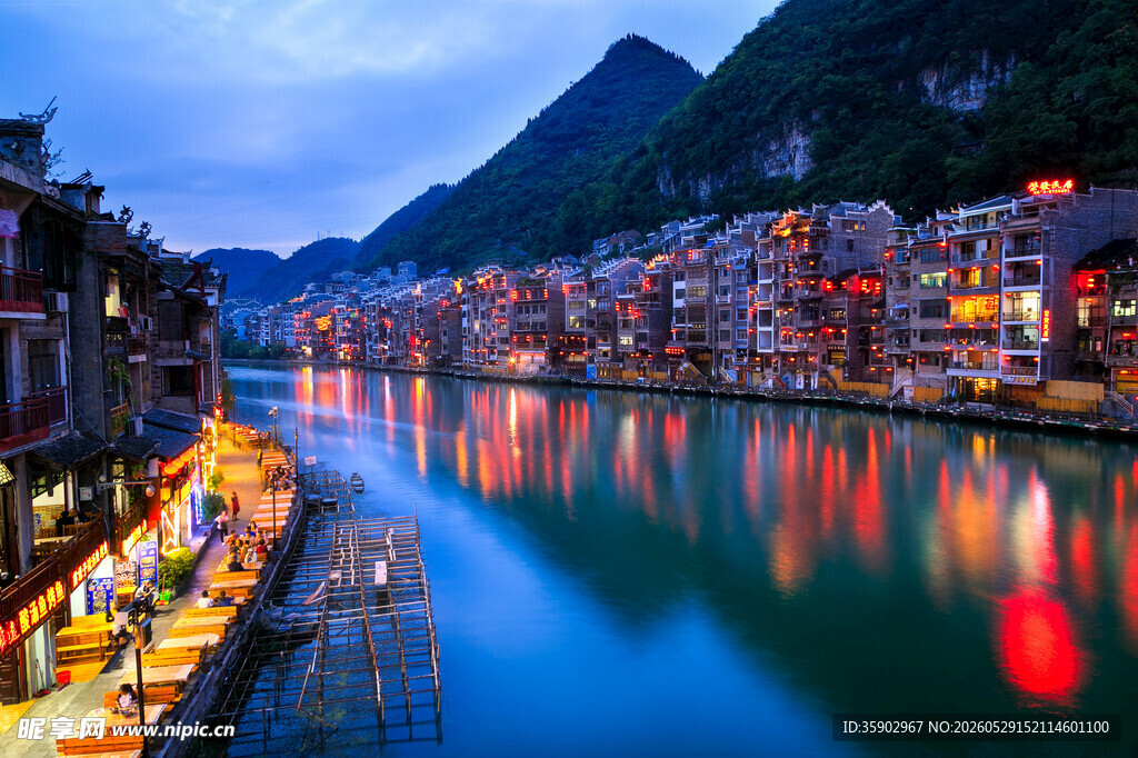 古镇河畔夜景璀璨迷人