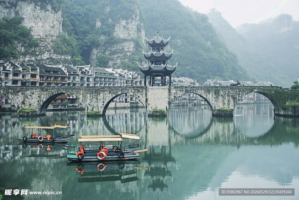 山水间的古桥与游船美景