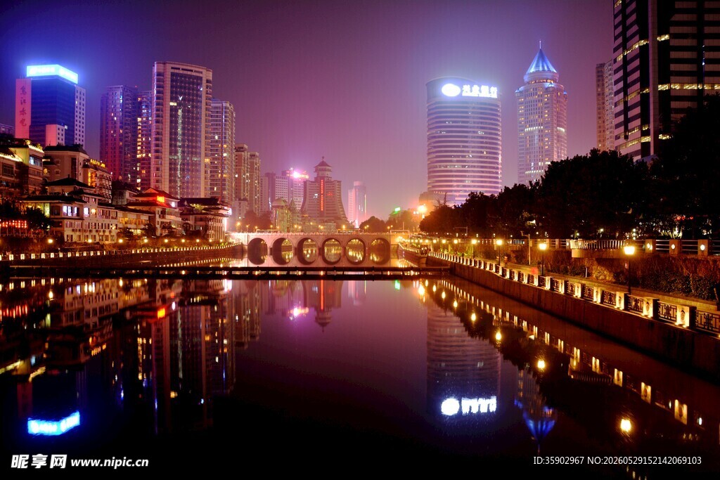 城市夜景河畔璀璨灯光