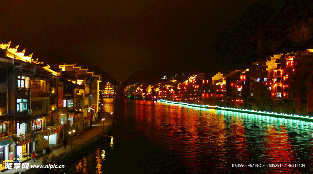 夜晚河畔璀璨灯光美景