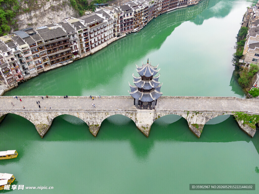 古桥横跨绿水间的美景