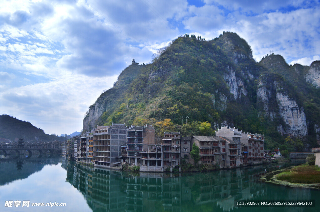 山水间的临水建筑群