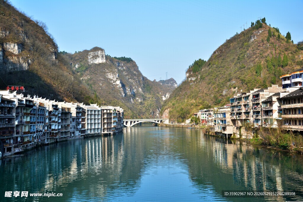 山水相依的河畔建筑景观