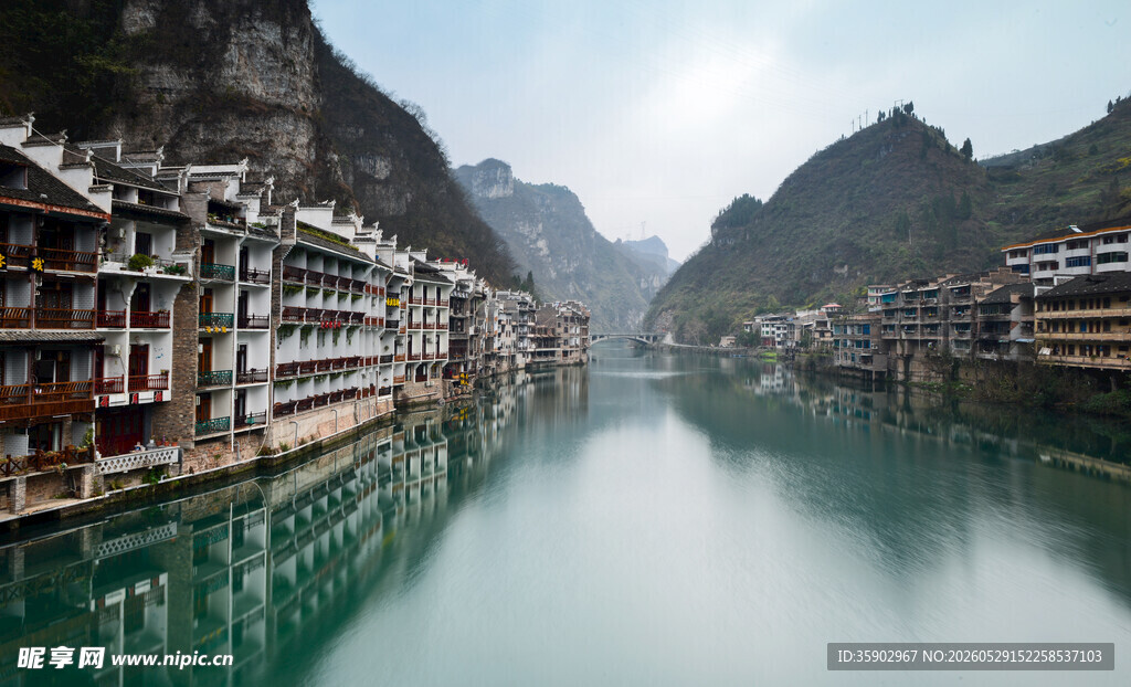 山水间的古朴临水建筑群