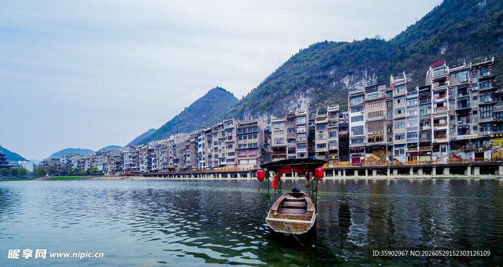 江边小镇小船悠悠赏景