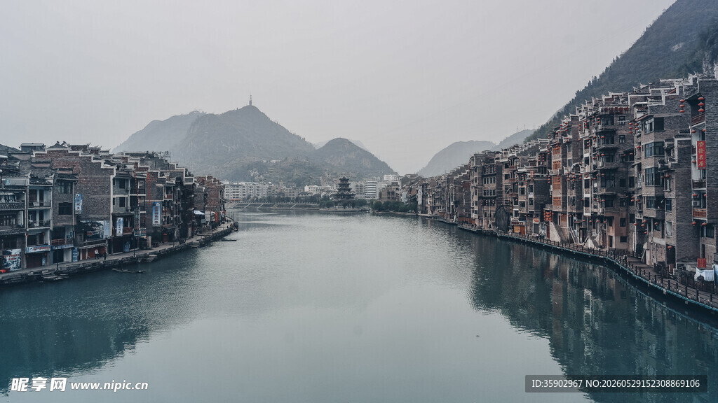 河畔山城风光