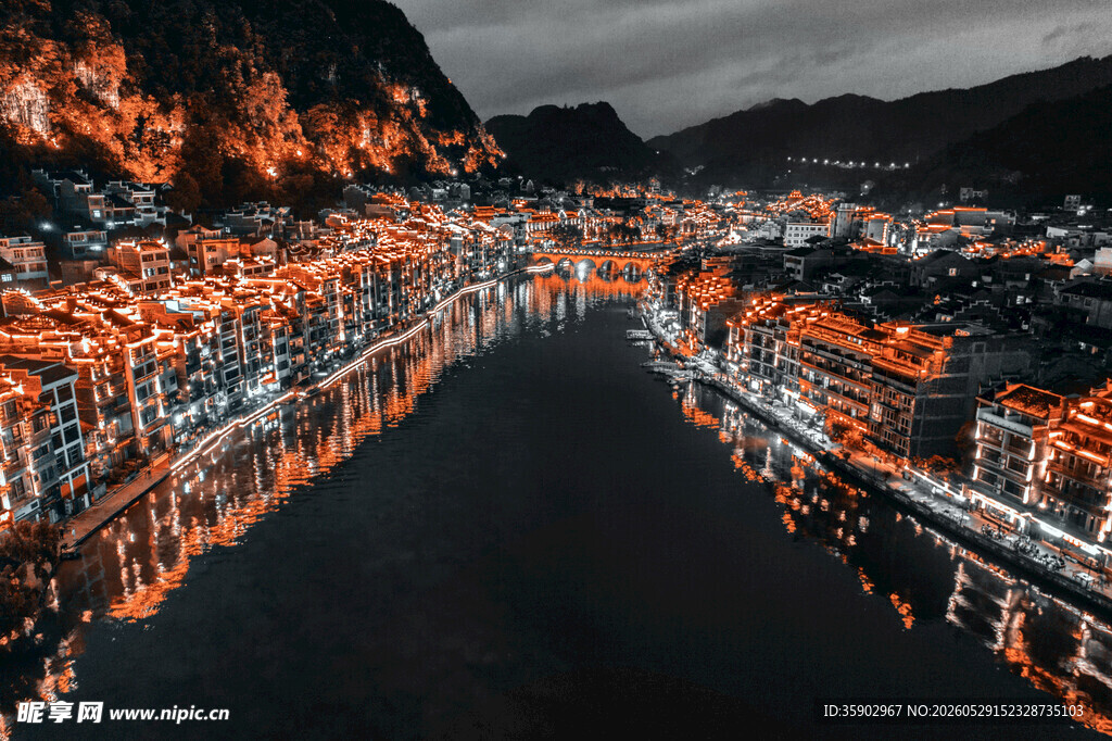 河畔古村夜景璀璨迷人