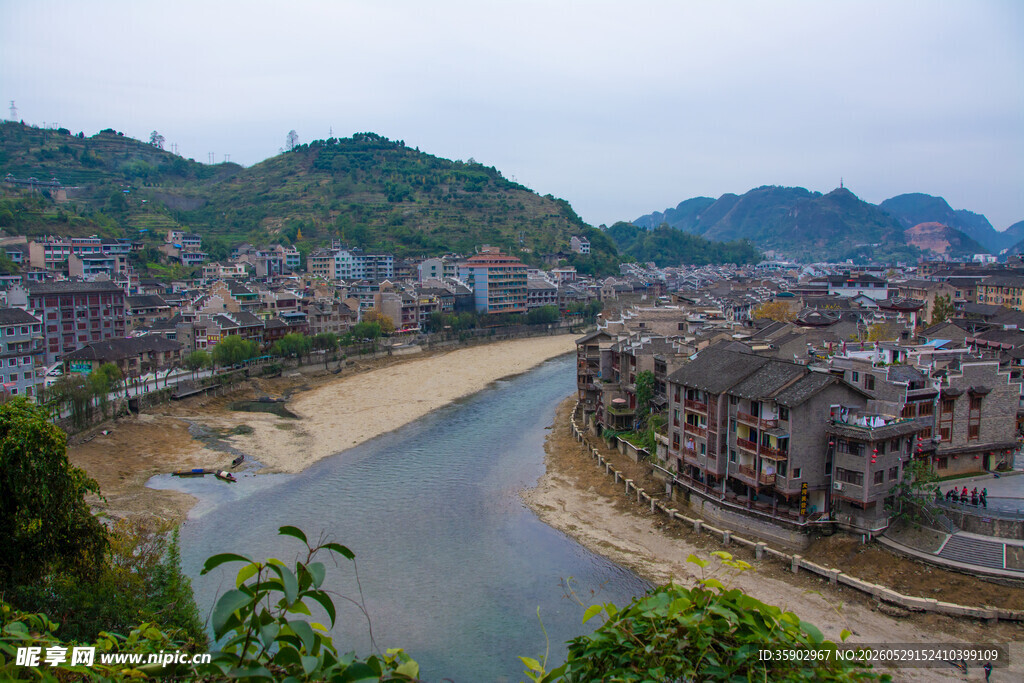 河畔古镇风光
