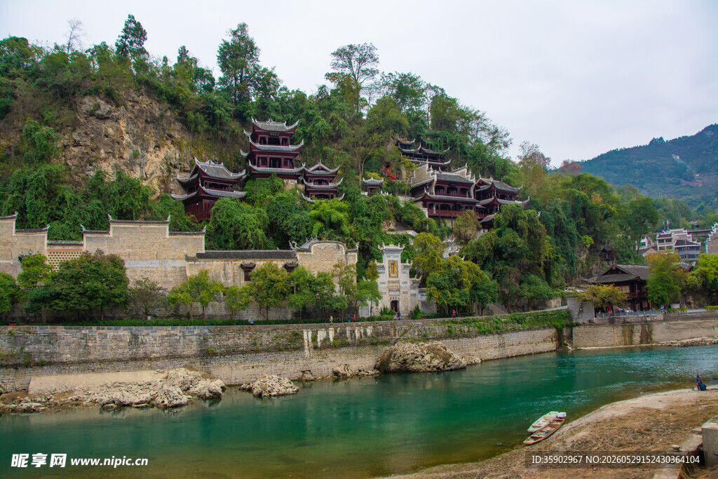 河畔古建风景秀丽