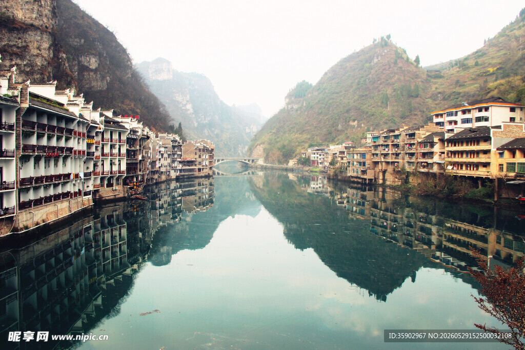 山水间的临水建筑群
