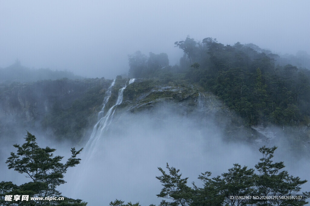 山间瀑布云雾缭绕美景