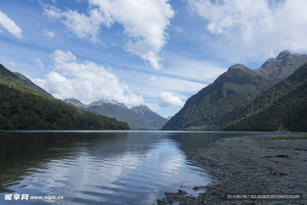宁静山水间的秀丽湖景