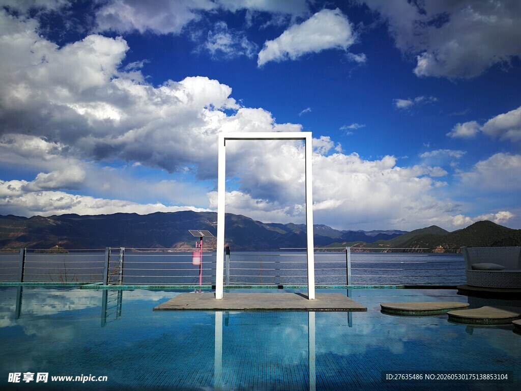 湖畔泳池美景
