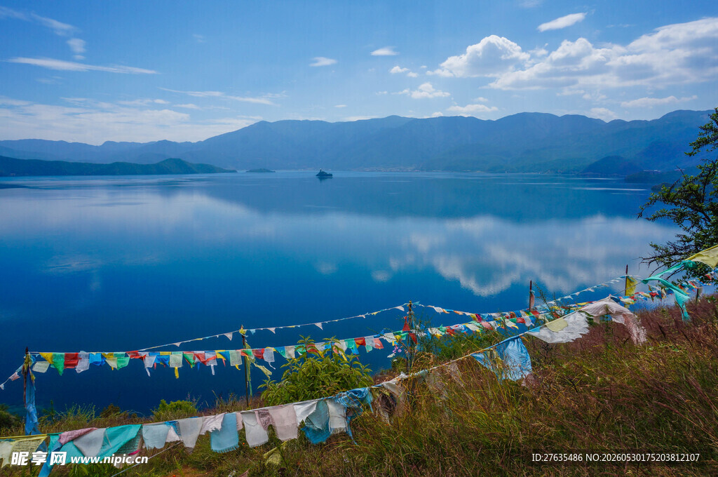 湖畔经幡与宁静湖水美景