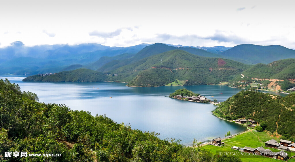 湖畔青山美景
