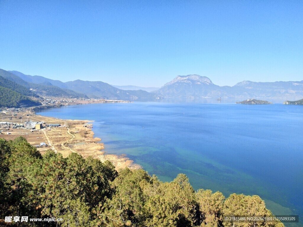 湖畔青山美景