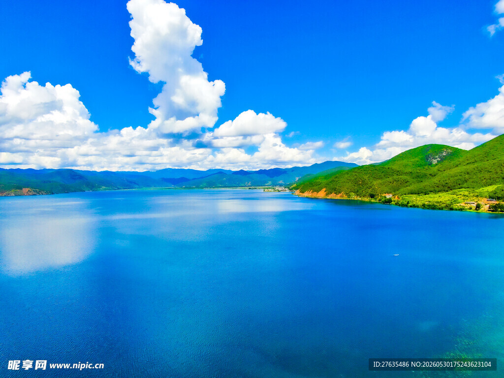 湛蓝湖水与蓝天白云美景