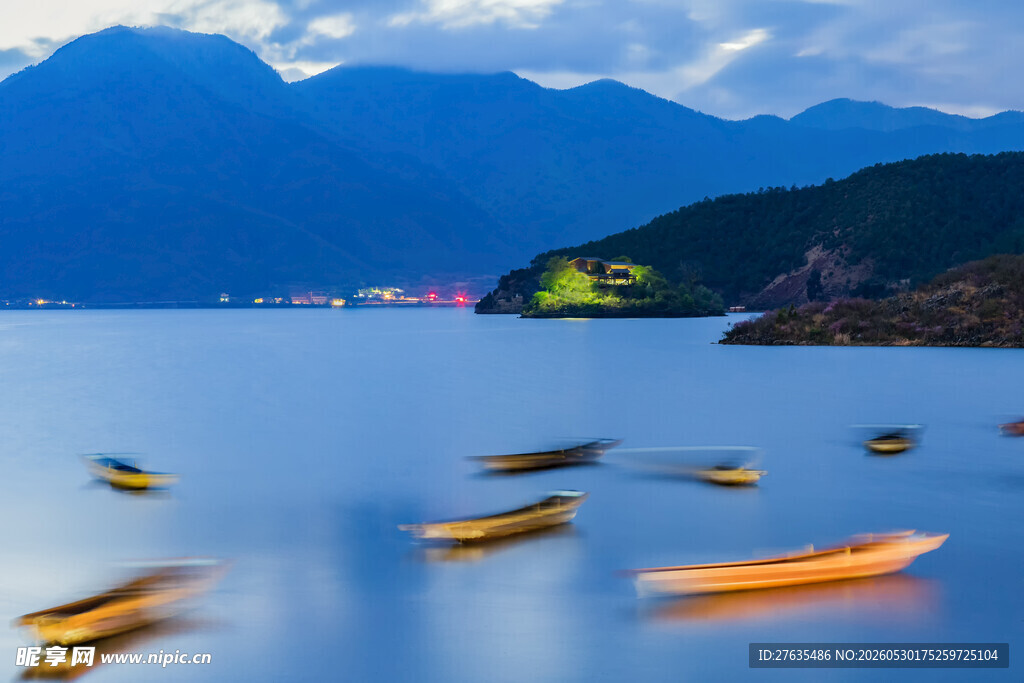 黄昏湖畔小船静美之景