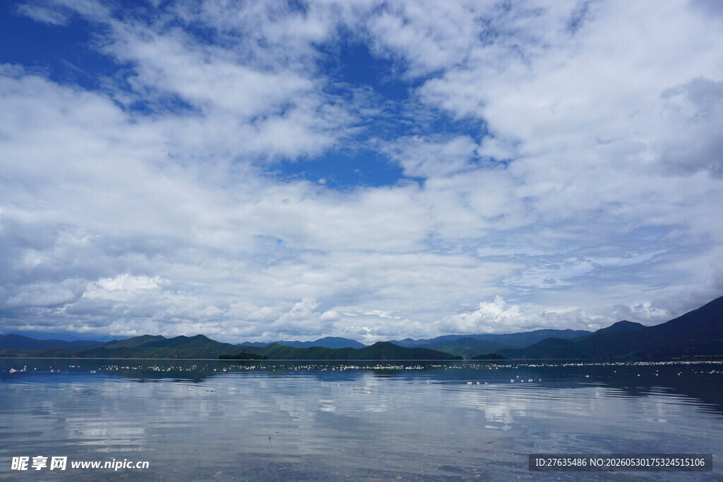 宁静湖景与蓝天白云倒影
