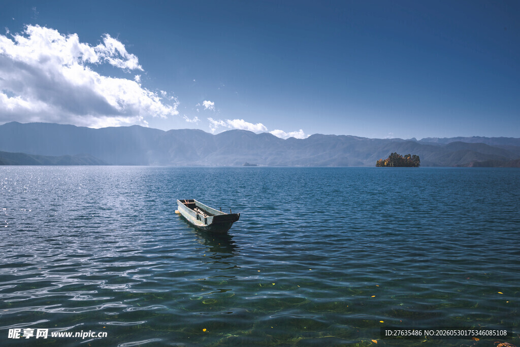 湖上孤舟蓝天碧水美景