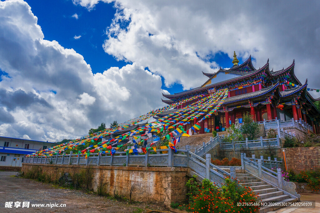 藏式古建经幡飘扬的美景
