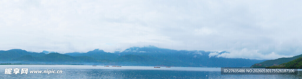 广阔湖面与远处山峦景色