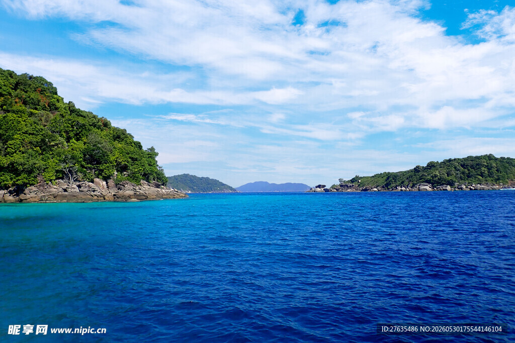 碧海青山间的美丽海景