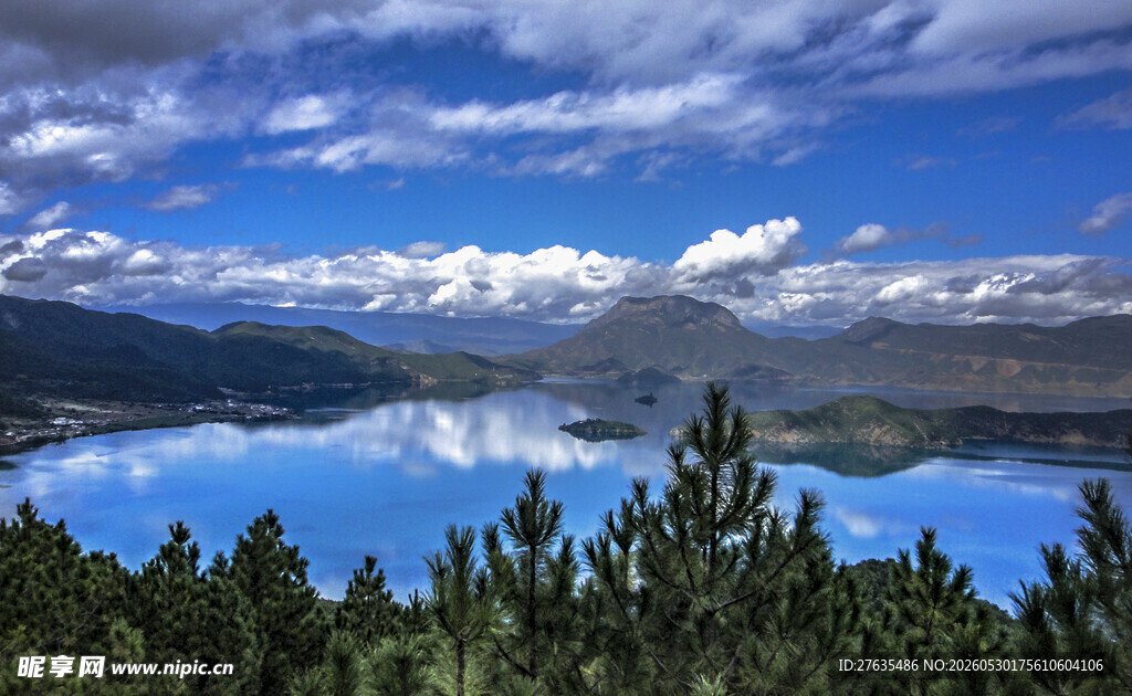 湖畔青山蓝天美景