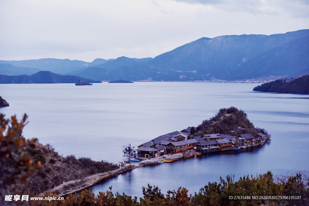 湖畔岛屿风光