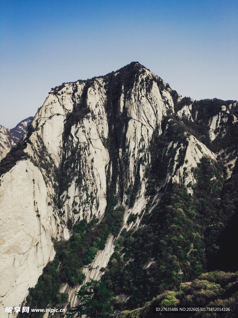 巍峨险峻的壮丽山峰