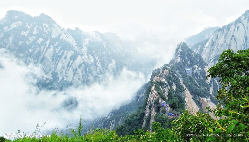 云雾缭绕的壮美山峦