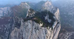 巍峨险峻的壮丽山峰