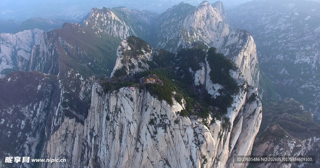 巍峨险峻的壮丽山峰