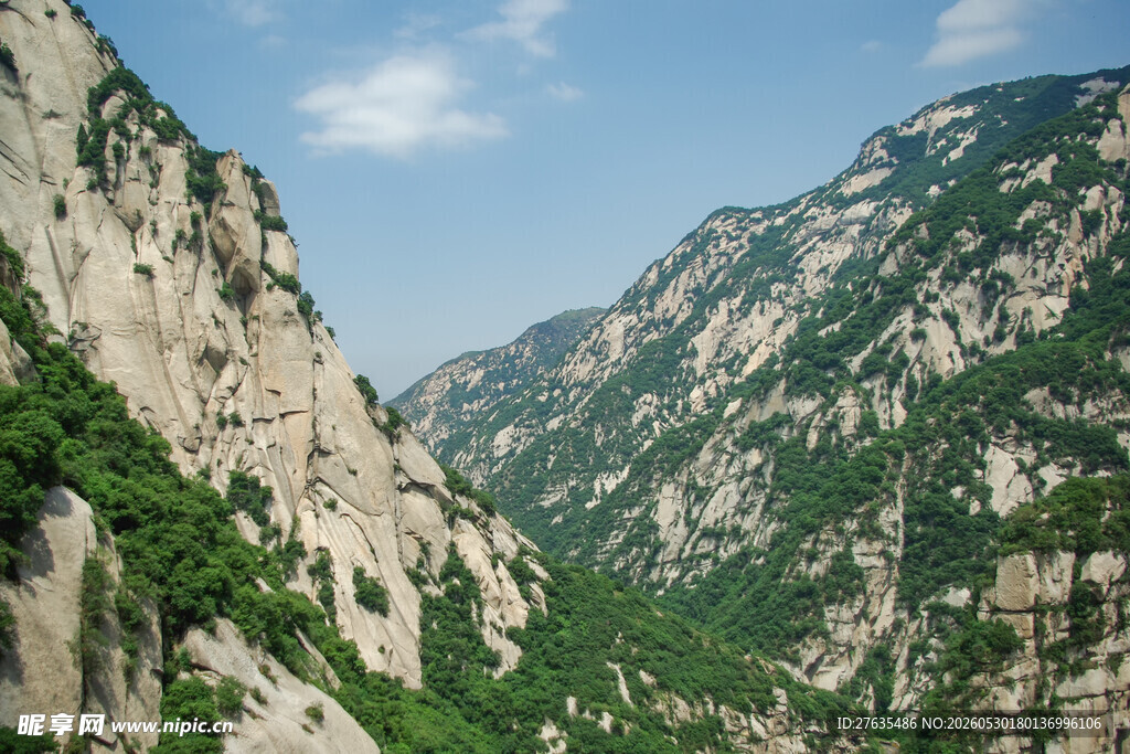 壮丽山景峻岭葱郁