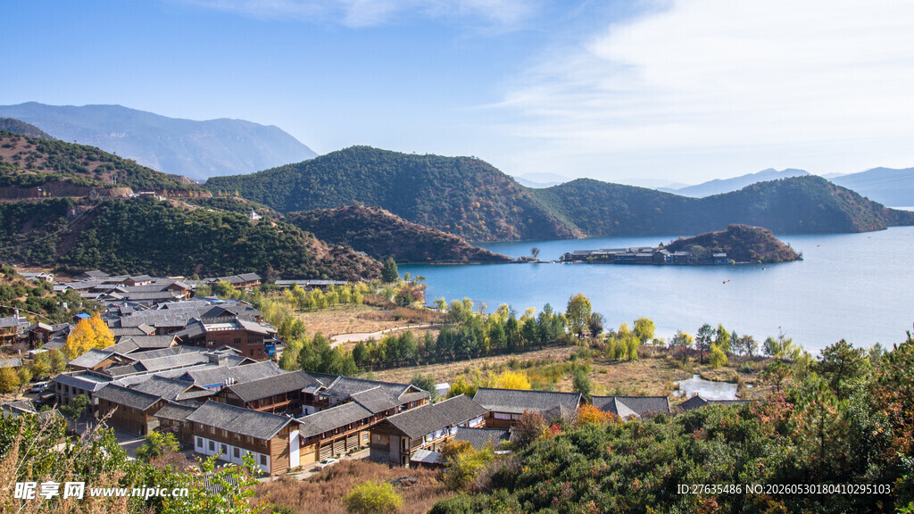 湖畔村落风景如画