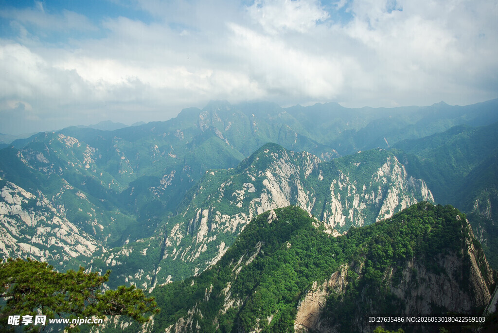 壮丽巍峨的高山景致