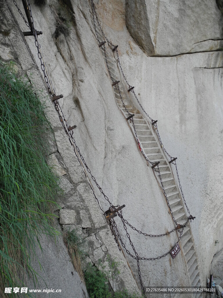 悬崖上的险峻木质攀爬梯