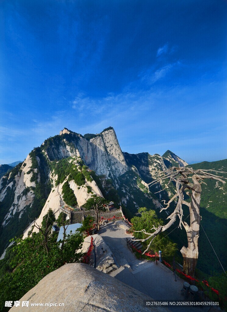 壮丽山景俯瞰图