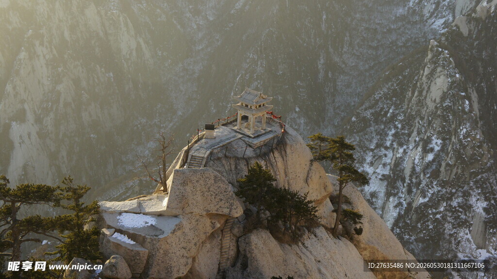 险峻山峰上的建筑奇观