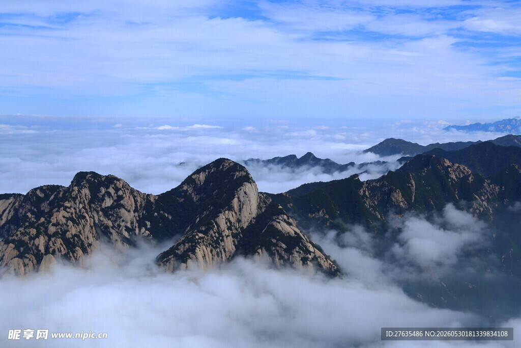 云海环绕的壮丽山峰