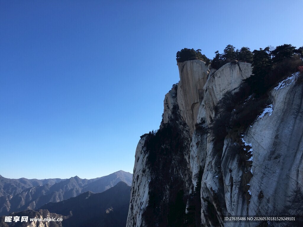 巍峨悬崖峭壁峻岭风光