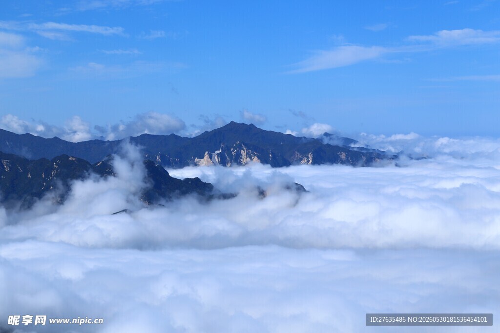 云海中的壮丽山峦