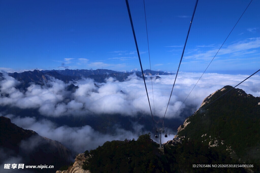 高空缆车穿梭云海美景