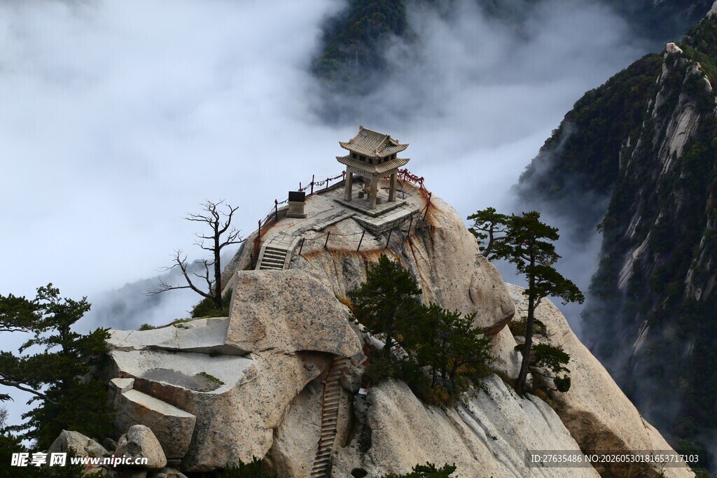 云雾中的山巅古建筑
